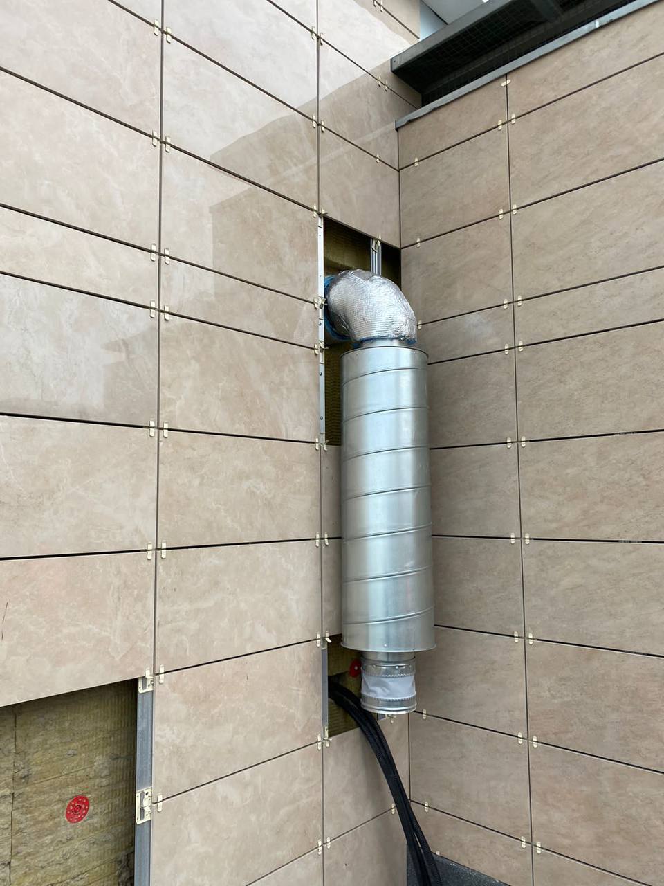 Приточная вентиляция Horynize и канальная система кондиционирования Daikin с щелевыми диффузорами Invisiline на квартиру 100м2